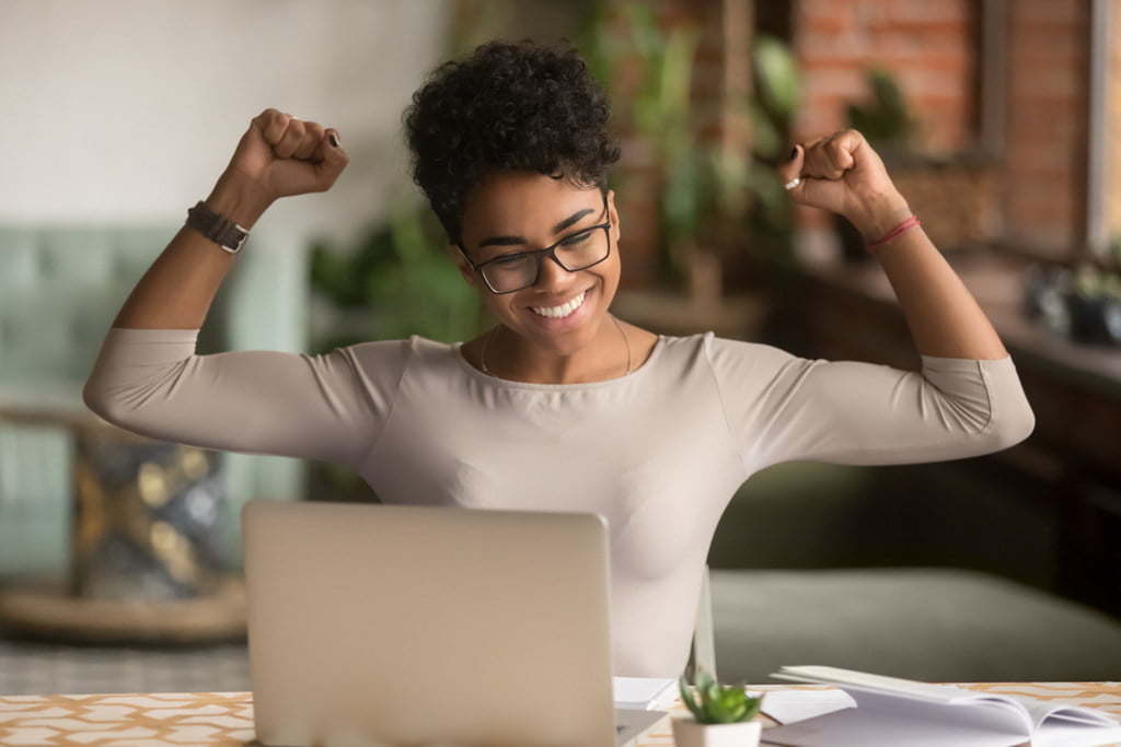 colaboradora de equipe empresarial motivada com benefícios