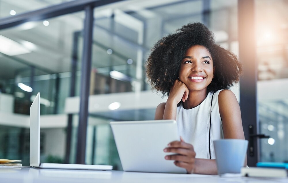 Mulher feliz no trabalho