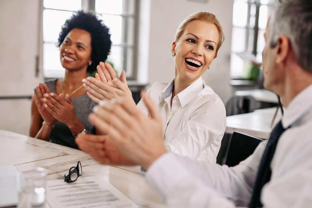 pessoas felizes no trabalho