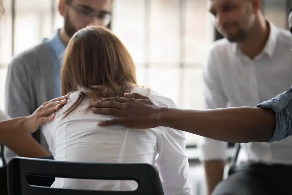 pessoas apoiando mulher no trabalho