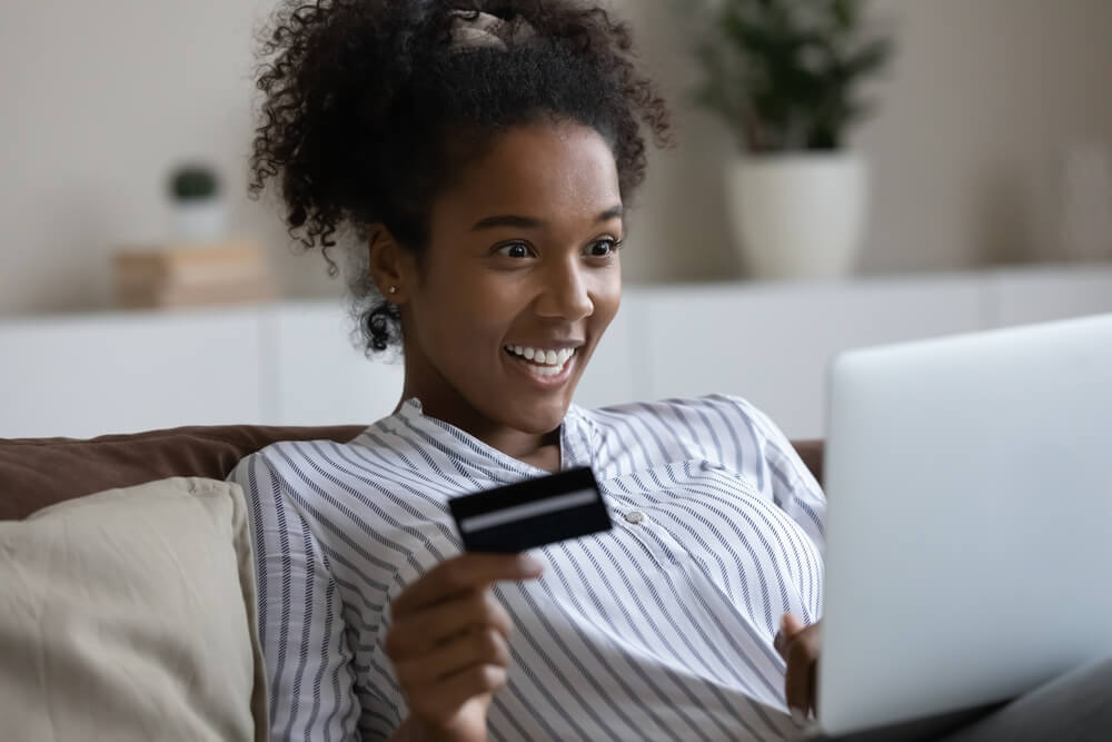 mulher feliz segurando cartão 