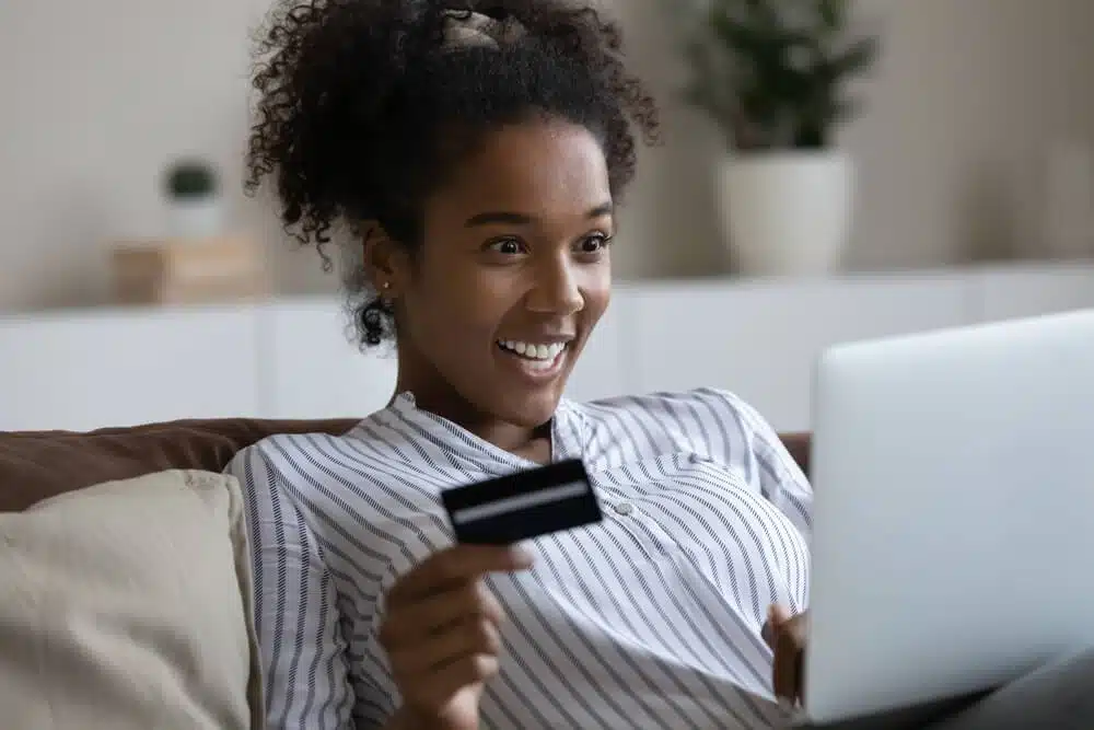 mulher feliz segurando cartão