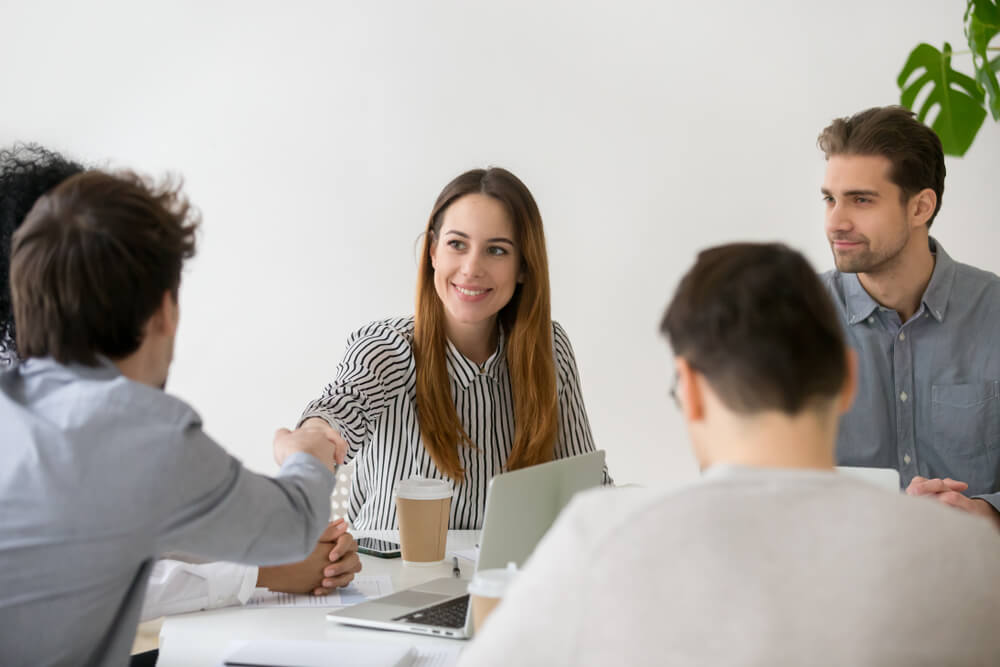 grupo de pessoas reunidas trabalhando