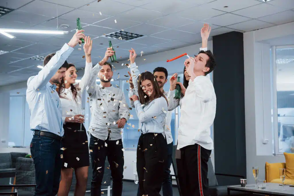 equipe de trabalho comemorando