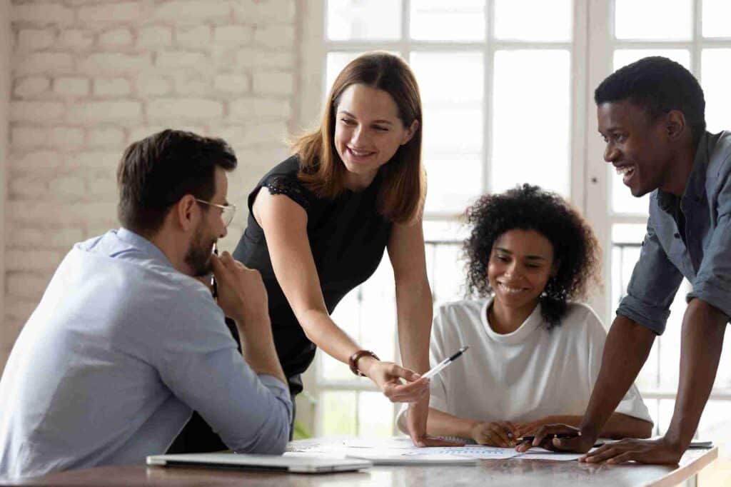 equipe trabalhando em gratificação