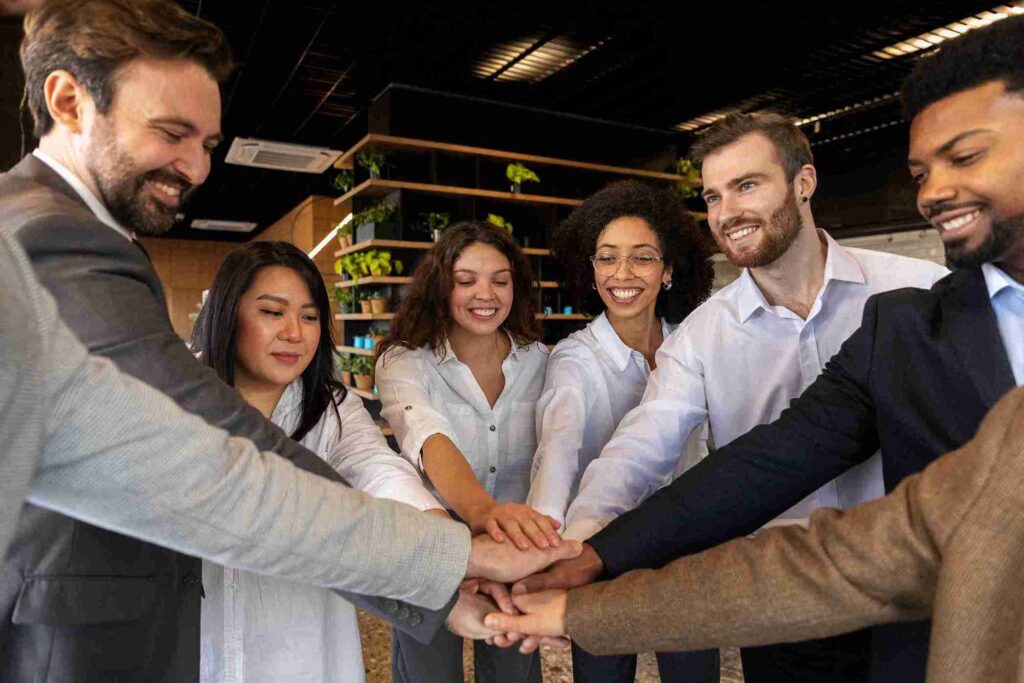 equipe de trabalho juntando as mãos 