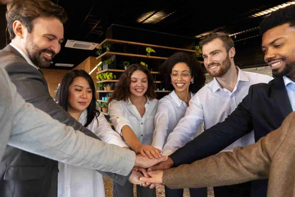 equipe de trabalho juntando as mãos