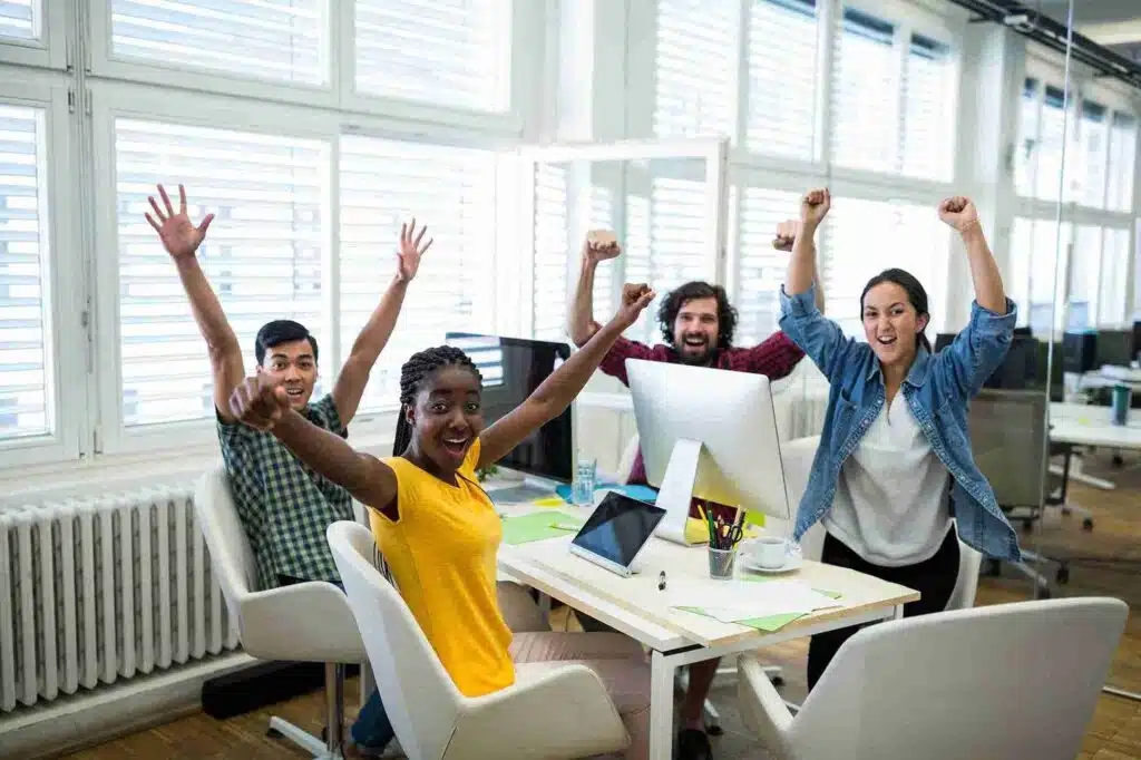 equipe feliz no trabalho