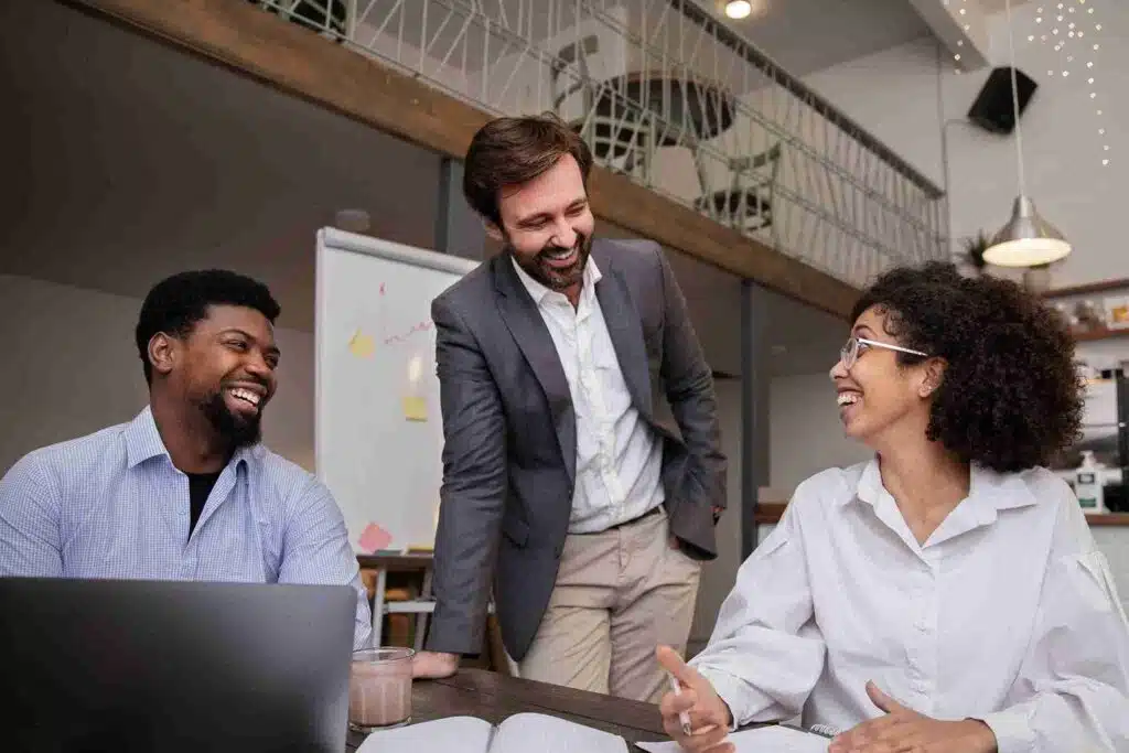 equipe sorrindo e feliz no trabalho